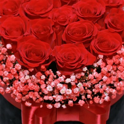 Aranjament Trandafiri Roșii și Gypsophila | Fleurange.ro